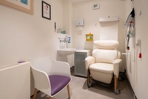 Recovery room at Care Fertility Tunbridge Wells with a cream reclining chair and a purple seat